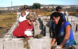 Marianna spreading mortar